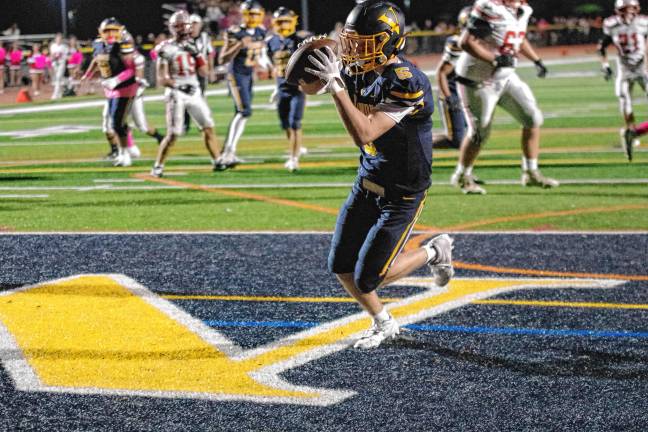 <b>Vernon wideout Gavin Bruno catches the ball in the end zone in the second quarter. The extra point kick tied the game, 14-14.</b>