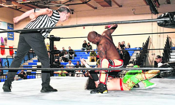 El Magnifico and J-Heru wrestle