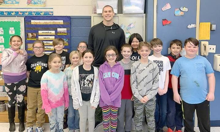 Ravens' Nick Boyle visits Hamburg school