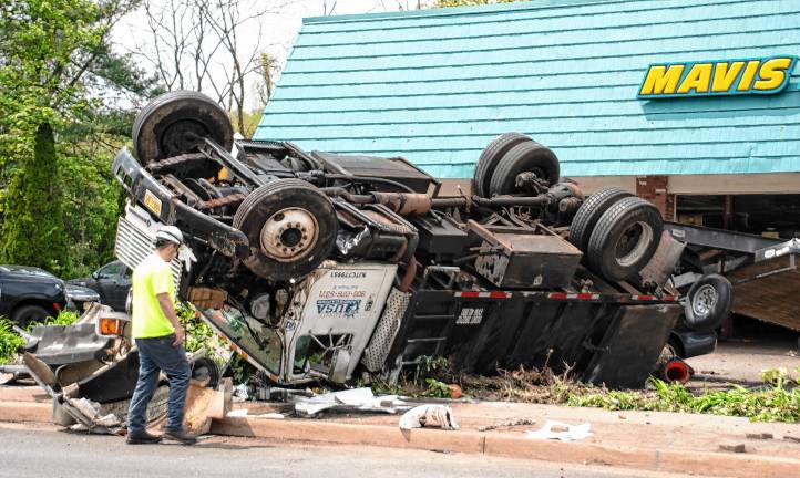 Sparta. Crash closes Main Street