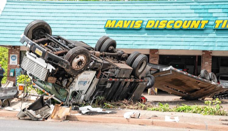 Sparta. Crash closes Main Street