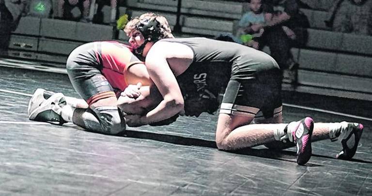 Wallkill Valley's Gabe Perrotto-Wald (right) beat Hackettstown's Darwin Disla at 175 pounds.