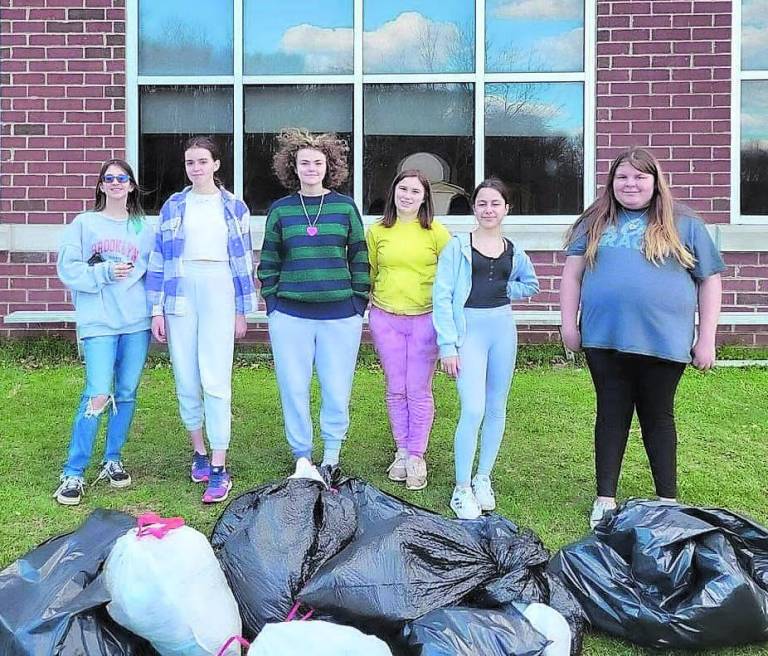 $!Hardyston Girl Scout Cadettes volunteer to clean up park, community garden